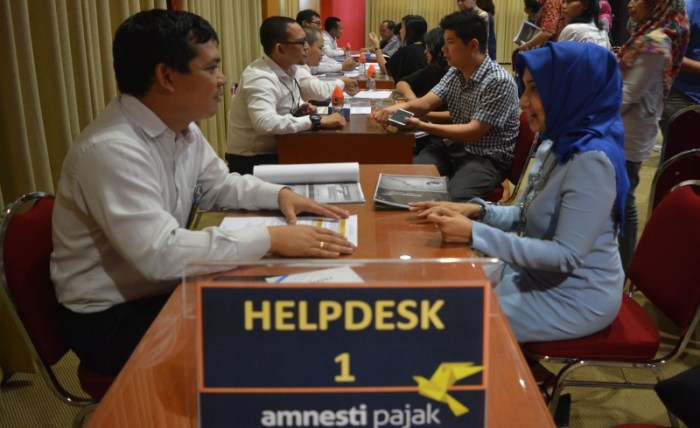 Wajib pajak berkonsultasi dengan petugas saat melakukan pendaftaran peserta program pengampunan pajak (Amnesti Pajak atau Tax Amnesty) di Kantor Wilayah Ditjen Pajak Jawa Timur II, Juanda Sidoarjo, Jawa Timur, Senin (8/8). Program pengampunan pajak atau tax amnesty yang mulai dilaksanakan sejak 1 Juli lalu mendapat sambutan positif dari berbagai pihak dalam memacu pembangunan ekonomi nasional melalui pembangunan infrastruktur, peningkatan industri, dan investasi. ANTARA FOTO/Umarul Faruq/pd/16